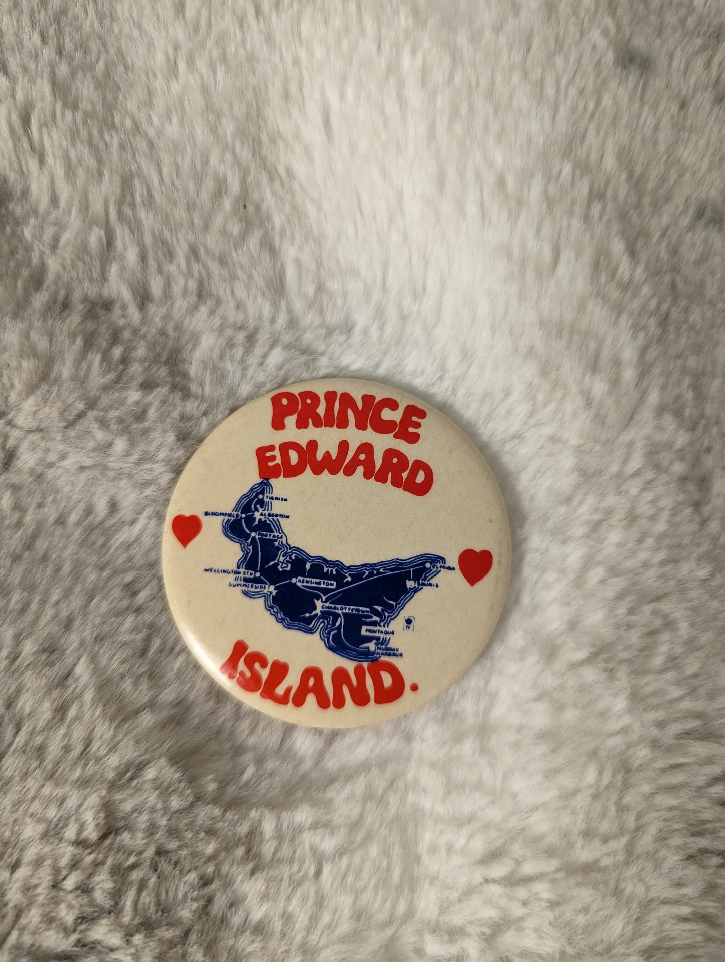 (heart) Prince Edwards Island, Canada Vintage buttno