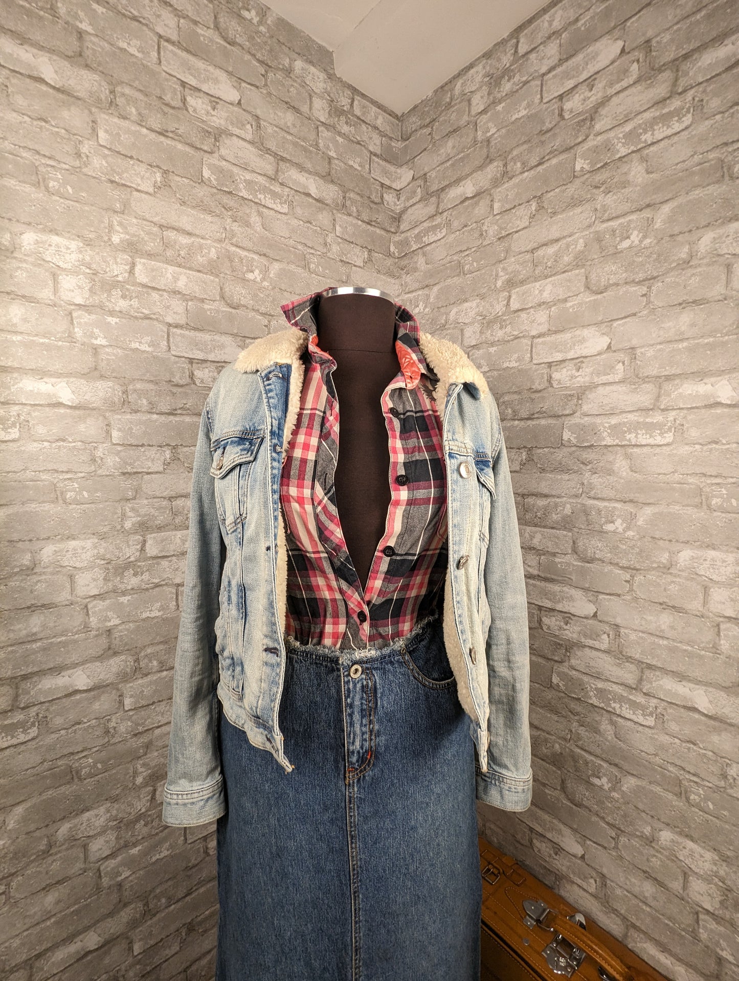 Faux fur collar and lined American Eagle light wash jean jacket