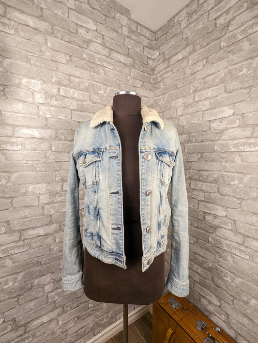 Faux fur collar and lined American Eagle light wash jean jacket