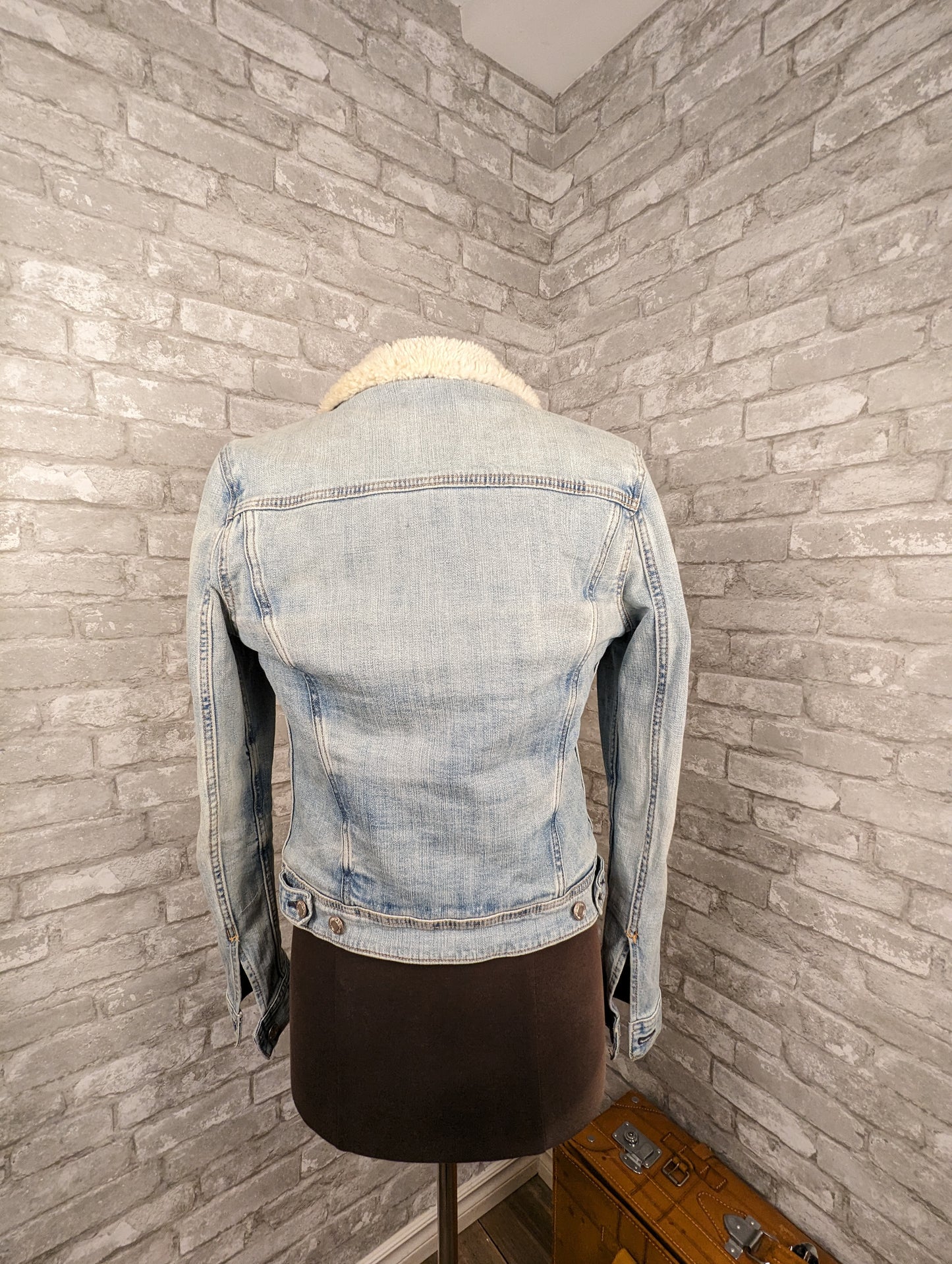 Faux fur collar and lined American Eagle light wash jean jacket