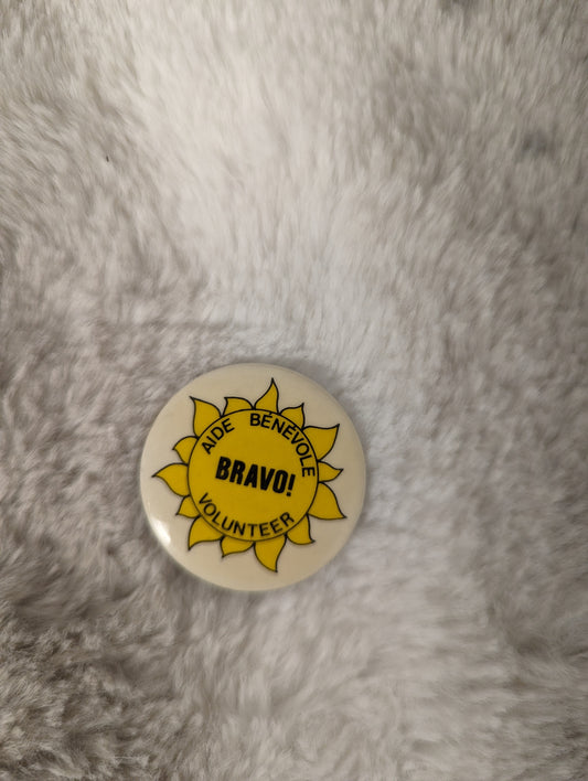 Aide Bénévole Bravo! Volunteer Vintage button