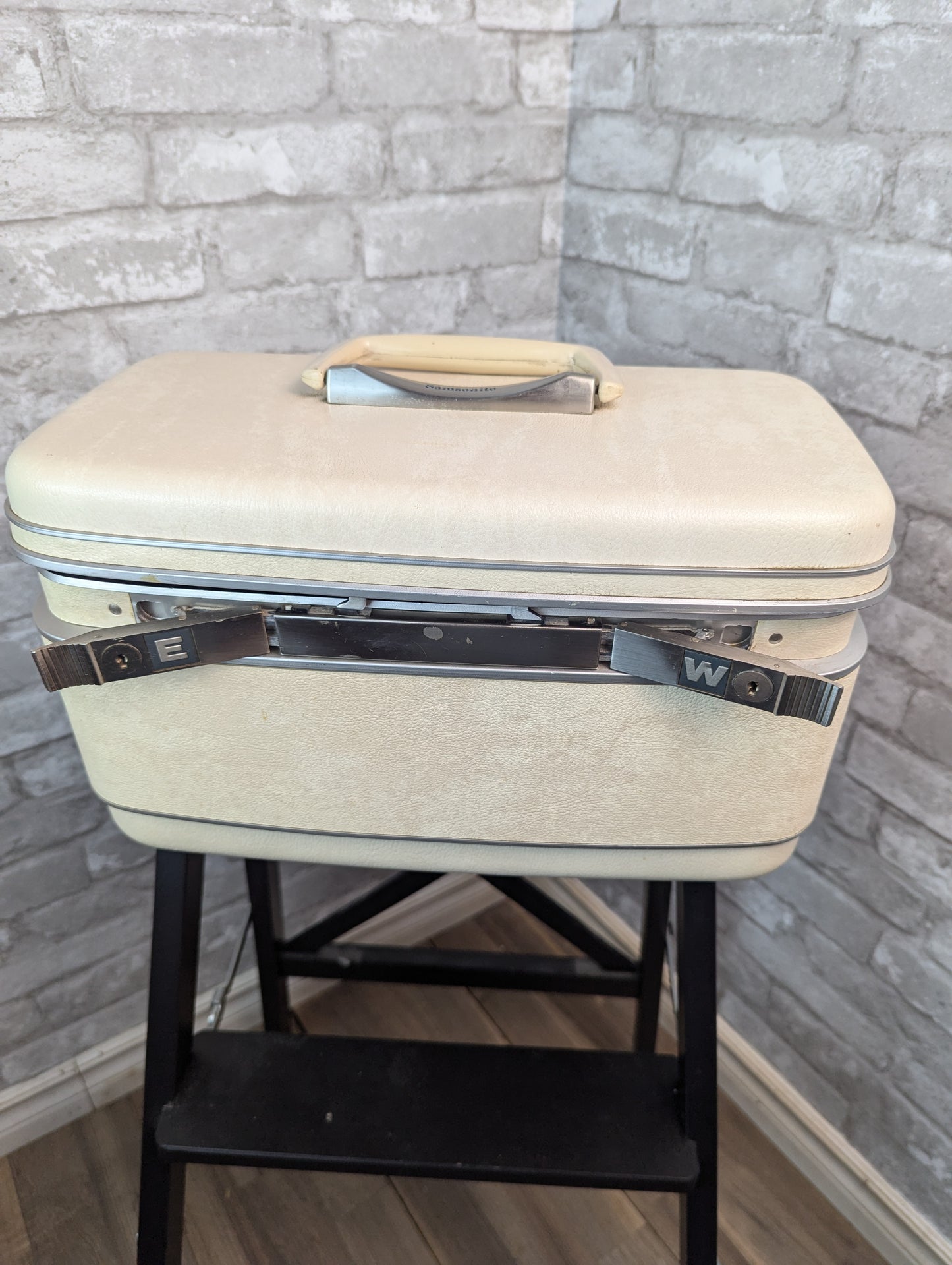 Vintage Samsonite Silhouette train case with original mirror