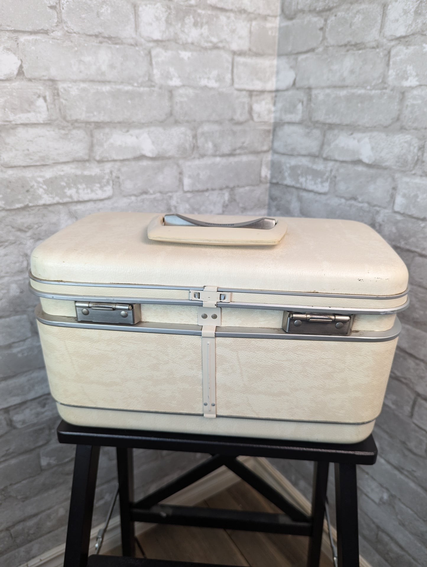 Vintage Samsonite Silhouette train case with original mirror