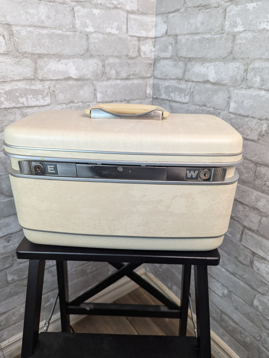 Vintage Samsonite Silhouette train case with original mirror