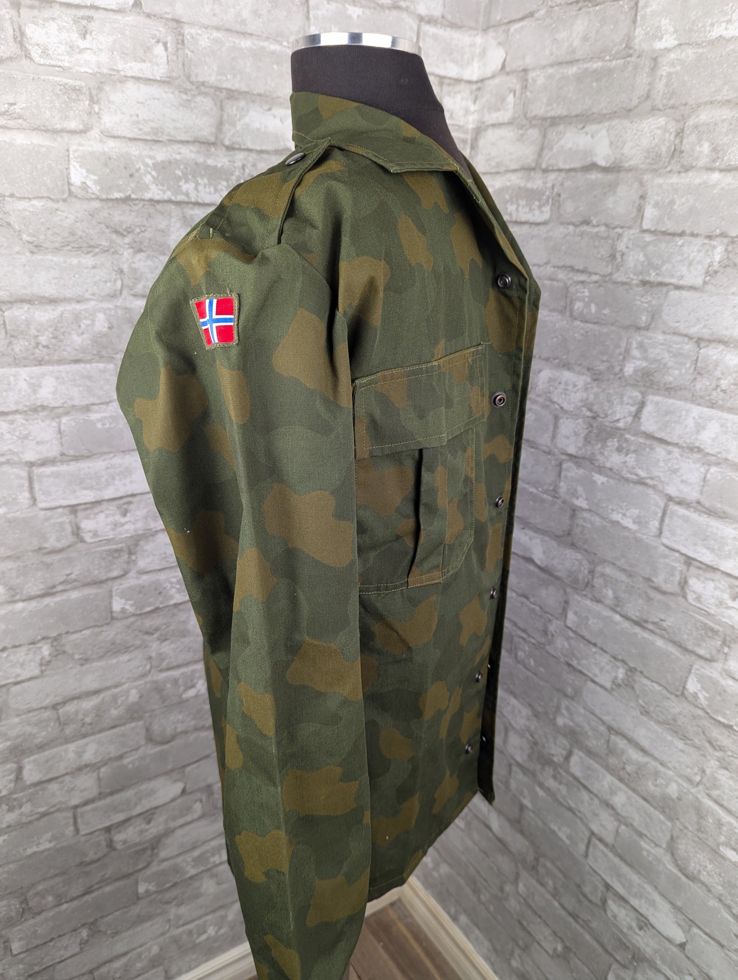 Vintage 1985 Norwegian military woodland camo combat shirt