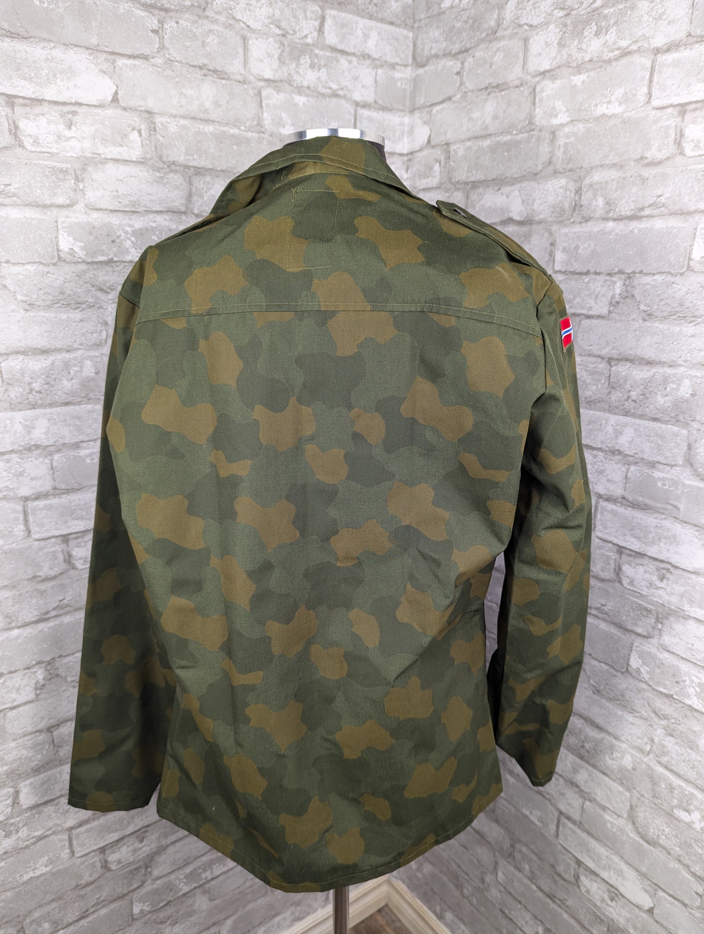 Vintage 1985 Norwegian military woodland camo combat shirt